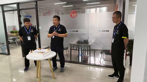 張校，馮校，闞校，三位校長切沈陽校區(qū)三周年蛋糕